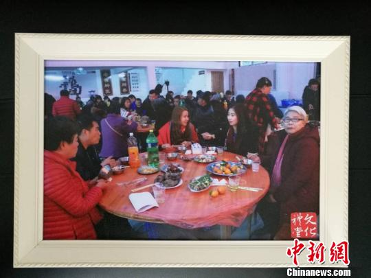 中國(guó)僑網(wǎng)資料圖:僑鄉(xiāng)青田送文化禮堂出國(guó)門。王宇提供