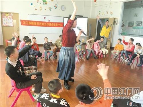 中國僑網(wǎng)音樂治療師聶慧帶領(lǐng)孩子們進(jìn)入了音樂治療的神秘領(lǐng)域。