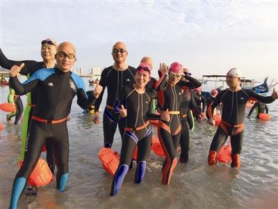 中國僑網(wǎng)黃金燕(前排左二)與同伴在開賽后合影。(溫州網(wǎng))