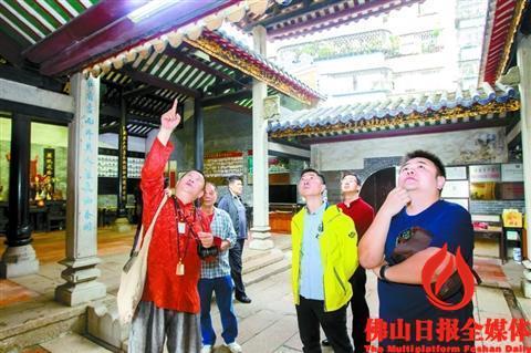 中國(guó)僑網(wǎng)影視領(lǐng)域?qū)<以诜鹕进檮偌o(jì)念館考察。(周春 攝)