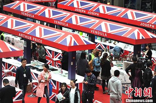 中國僑網(wǎng)圖為展會(huì)現(xiàn)場(chǎng)掀起英倫風(fēng)。(圖片來源:中新社 記者 王東明 攝)