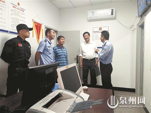 中國(guó)僑網(wǎng)調(diào)研人員參觀(guān)洛江見(jiàn)義勇為工作站