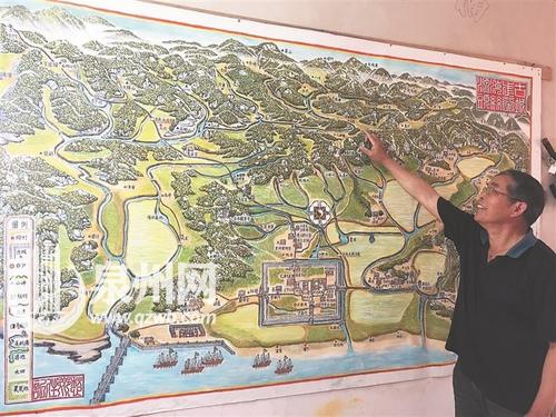 中國(guó)僑網(wǎng)傅文川向記者一一介紹油畫背后的故事