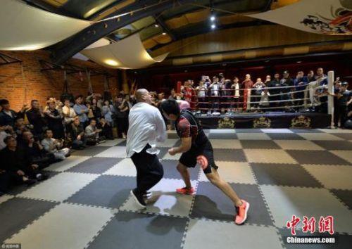中國(guó)僑網(wǎng)資料圖:格斗高手徐曉冬與太極拳師雷雷較量 成都商報(bào) 陶軻 攝