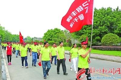 中國僑網(wǎng)潮州市領(lǐng)導(dǎo)與巡游隊(duì)伍一起沿濱江長廊徒步。 本報(bào)記者 陳宏文 攝