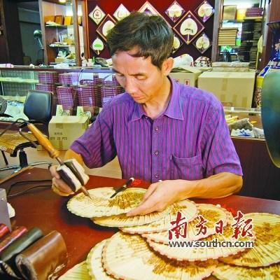 中國(guó)僑網(wǎng)廖惠林專注烙畫(huà)。受訪者供圖