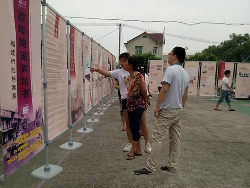 中國(guó)僑網(wǎng)圖為市民在雪峰華僑農(nóng)場(chǎng)參觀展覽。(圖片來(lái)源:泉州文明網(wǎng))