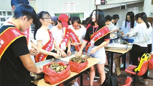 中國僑網(wǎng)慰問現(xiàn)場。