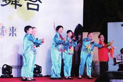 中國(guó)僑網(wǎng)圖為客家山歌《龍崗人愛講文明》唱響龍崗街道客韻大舞臺(tái)。深圳僑報(bào)通訊員 劉偉強(qiáng)攝