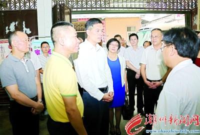 中國(guó)僑網(wǎng)潮州市委書記劉小濤等在楓溪區(qū)長(zhǎng)德辦事處楓一村衛(wèi)生站調(diào)研。 本報(bào)記者 陳宏文 攝