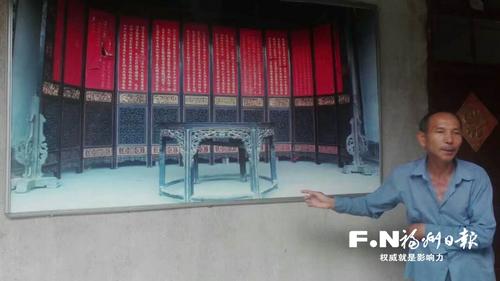 中國僑網(wǎng)陳用坦第八代后人陳致銑向記者介紹十二扇屏風。