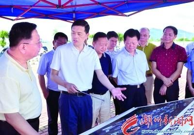 中國僑網(wǎng)潮州市委書記劉小濤到梅汕客運專線潮汕站南廣場督查站改建設(shè)情況。 本報記者 黃春生 攝