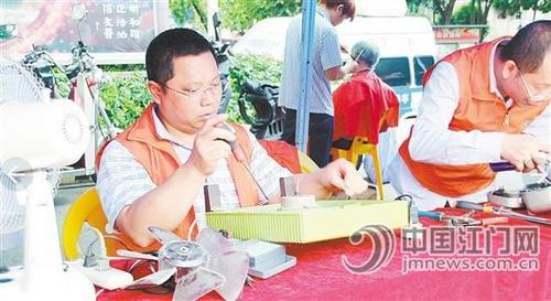 中國僑網(wǎng)“益路行者”志愿服務(wù)隊隊員為居民修理電風(fēng)扇。