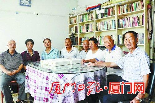 中國(guó)僑網(wǎng)蔣明生(左一)和他的哥們。