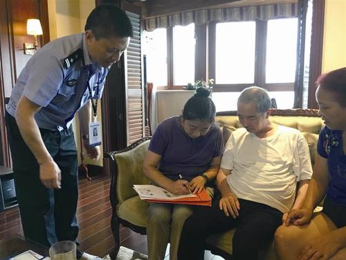 中國僑網(wǎng)(溫州)市車管所新城分所所長胡劍鋒(左一)“上門辦公”