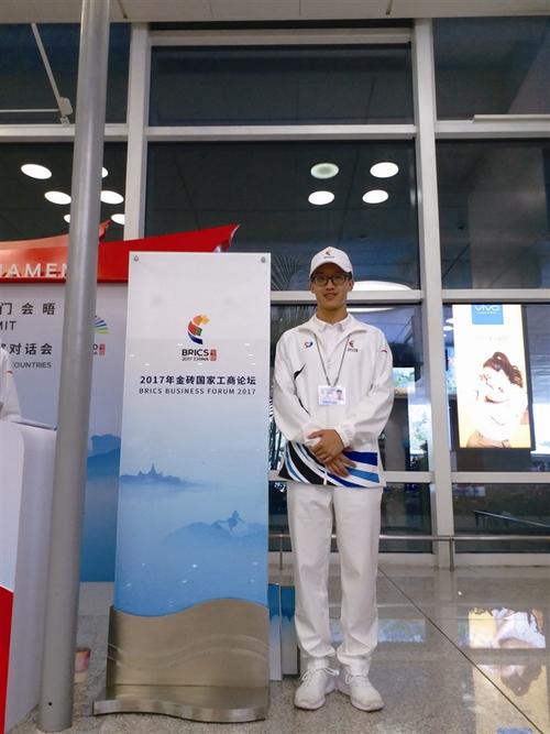 中國僑網(wǎng)鄭定杰在志愿者服務(wù)臺