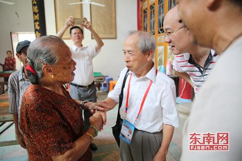 中國僑網(wǎng)薛永祥與鄉(xiāng)親暢談