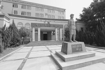 中國(guó)僑網(wǎng)李子芳紀(jì)念館前的雕塑