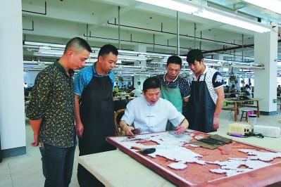 中國僑網(wǎng)黃福華在車間示范