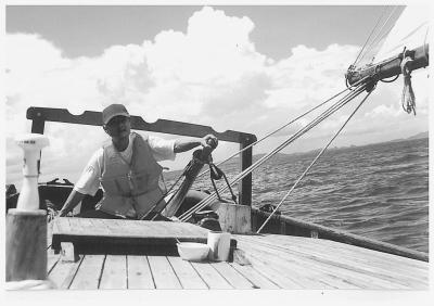 中國僑網(wǎng)早年隨船航行的黃凌霄。