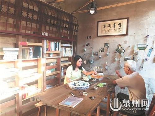 中國僑網(wǎng)老人和朋友在這里泡茶聊天