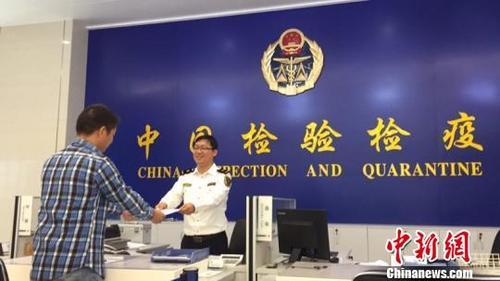 中國(guó)僑網(wǎng)資料圖:全國(guó)首單“審單直放”貨物入境。