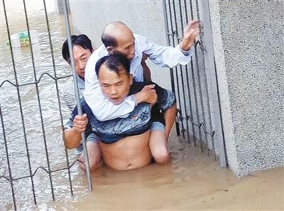 中國僑網(wǎng)陳斌(前)和文洪波(后)在轉(zhuǎn)移群眾。 李躍明 攝