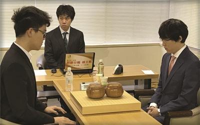 中國僑網(wǎng)柯潔(左)不敵井山裕太(右)