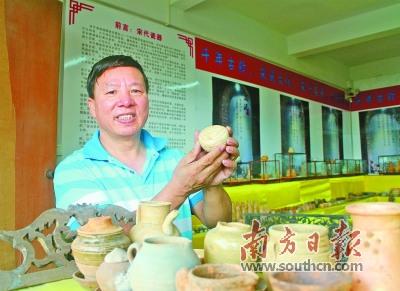 中國僑網(wǎng)雷偉亮既是傳承館的館長,也是唯一的講解員。戴惠甜 攝