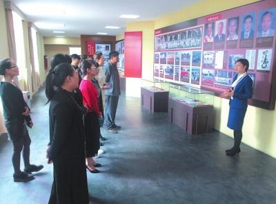 中國僑網(wǎng)游客到龍巖華僑歷史博物館參觀 周邦華 攝