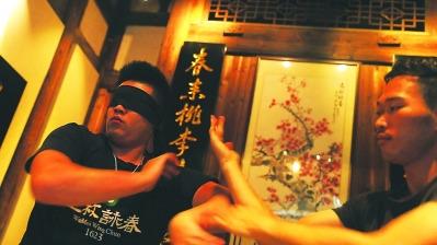 中國僑網(wǎng)詠春拳弟子展示“黐手黐腳”。