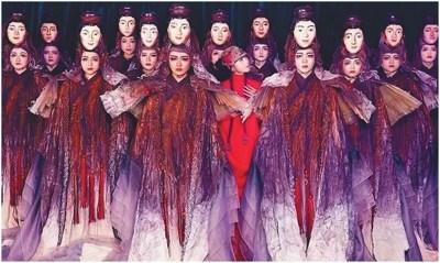 中國(guó)僑網(wǎng)楊麗萍(中)在指導(dǎo)演員。