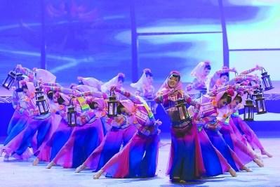 中國僑網(wǎng)大型情景音畫《向大?!?。本報記者 周明太 攝