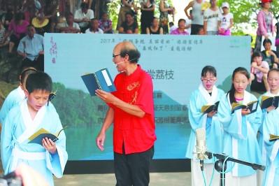 中國僑網(wǎng)柯家駒教孩子們誦讀《途次莆田》。錢麗鶯 攝