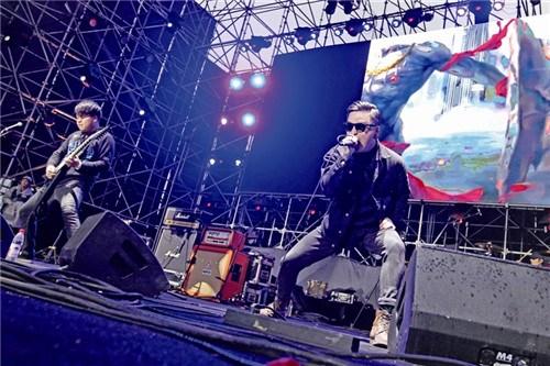 中國僑網(wǎng)溫州本土樂隊在楠溪江東海音樂節(jié)上表演。