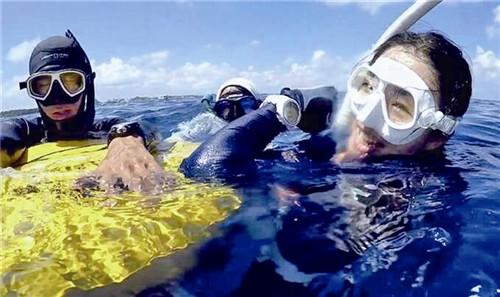 中國僑網(wǎng)圖為劉若虛(右一)在泰國潛水。