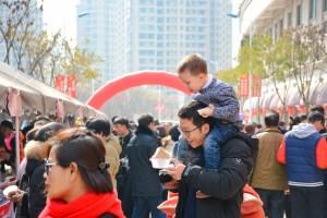 中國僑網(wǎng)父子一起嘗美食