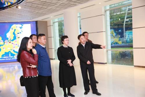 中國(guó)僑網(wǎng)資料圖:鄭莉(左四)(來源:四川省外僑辦網(wǎng)站)