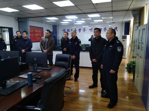 中國僑網(wǎng)辦黨組成員、機(jī)關(guān)黨委書記孫勝在雨城區(qū)禁毒緝毒情報指揮中心聽取匯報