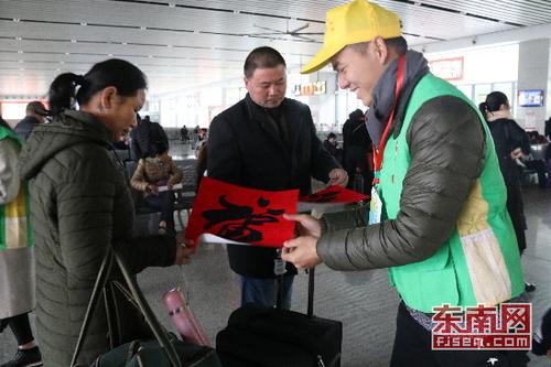 中國僑網(wǎng)志愿者送“福” 施建清/攝