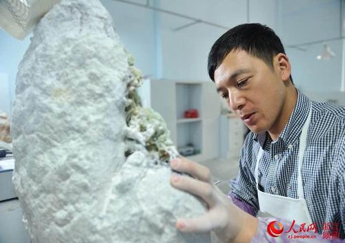 中國僑網(wǎng)劉宙正在制作青田石雕。