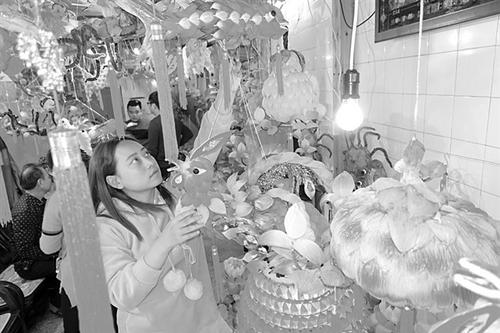 中國僑網(wǎng)市民觀賞選購蓮花燈。 本報記者 方淦明 攝