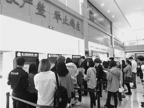 中國僑網(wǎng)汕頭市公安局出入境辦證大廳一派火熱景象。