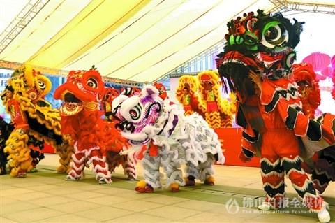 中國僑網(wǎng)群獅賀歲鬧元宵。