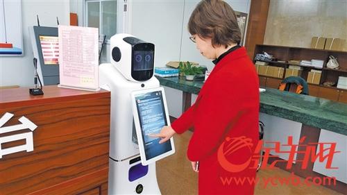 中國僑網(wǎng)工作人員正在示范操作該機(jī)器人撰寫訴訟文書