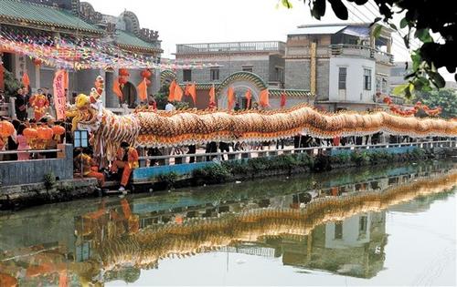 中國僑網(wǎng)譚氏舞龍擁有300多年的歷史。
