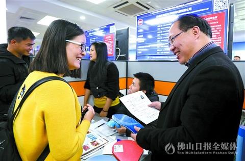 中國僑網(wǎng)畢業(yè)于西北農(nóng)林科技大學碩士研究生賀嬌姣(左2)應聘佛山林至高分子材料科技有限公司有關職位。 佛山日報記者甘建華攝