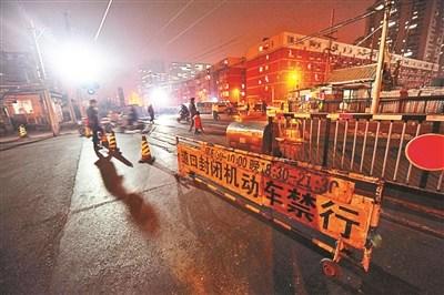 中國僑網(wǎng)手帕口鐵道口“平改立”工程將進(jìn)行收尾工作 攝影/本報記者 袁藝