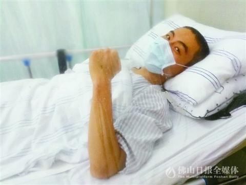 中國僑網(wǎng)躺在病床上的王鵬握緊拳頭為自己打氣。/佛山日報見習(xí)記者韋娟明攝
