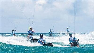 中國僑網(wǎng)5月6日,選手在2018中國博鰲國際風箏沖浪節(jié)首輪比賽中。 本報記者 宋國強 攝